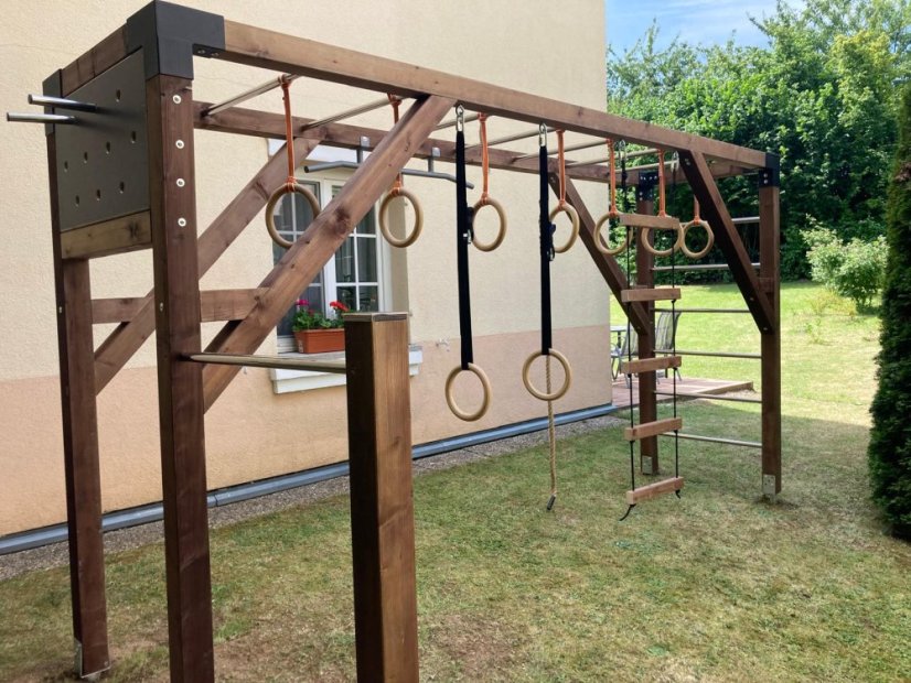 Rodinné workout hřiště s pegboardem (MINI - 1x4m) - Barva impregnace: Bezbarvá, Barva trámových spojek: Šedé