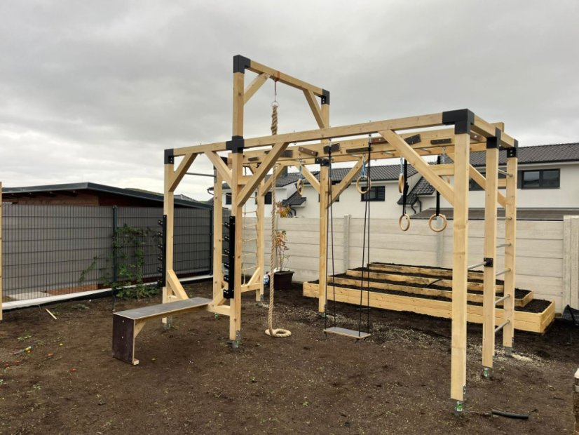 Workoutové hřiště s bench pressem - Barva impregnace: Hnědá, Barva trámových spojek: Šedé