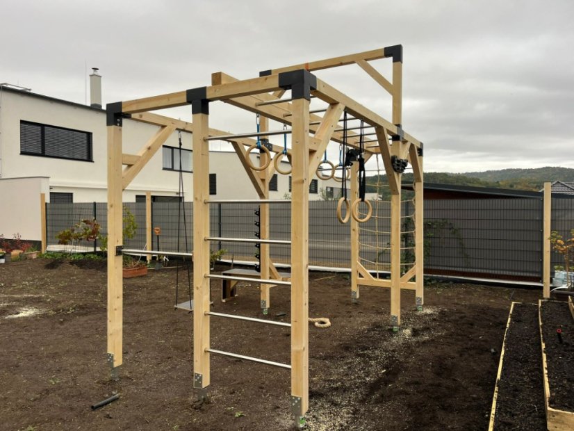 Workoutové hřiště s bench pressem - Barva impregnace: Hnědá, Barva trámových spojek: Šedé