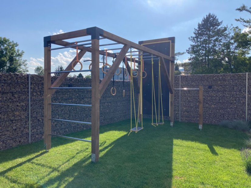 Rodinné workout hřiště se zvýšenou lezeckou stěnou (MINI - 1x4m) - Barva impregnace: Hnědá, Barva trámových spojek: Černé