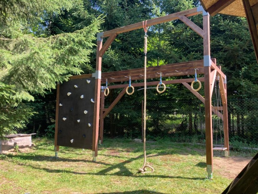 Dětské hřiště se šplhem (CLIMBER - 2x4m) - Farba impregnácie: Hnedá, Farba trámových spojok: Čierne