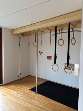 Z dětského koutku rovnou na pole dance tyč