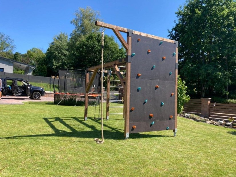 Workoutové ihrisko so zvýšenou lezeckou stenou a šplhom (MID - 2x3m) - Farba impregnácie: Hnedá, Farba trámových spojok: Čierne