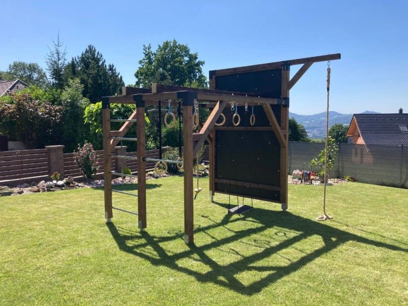 Workoutové hřiště se zvýšenou lezeckou stěnou a šplhem (MID - 2x3m)