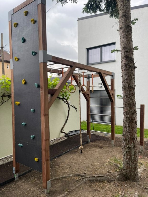 Rodinné workout hřiště se zvýšenou lezeckou stěnou (MINI - 1x4m) - Barva impregnace: Hnědá, Barva trámových spojek: Černé