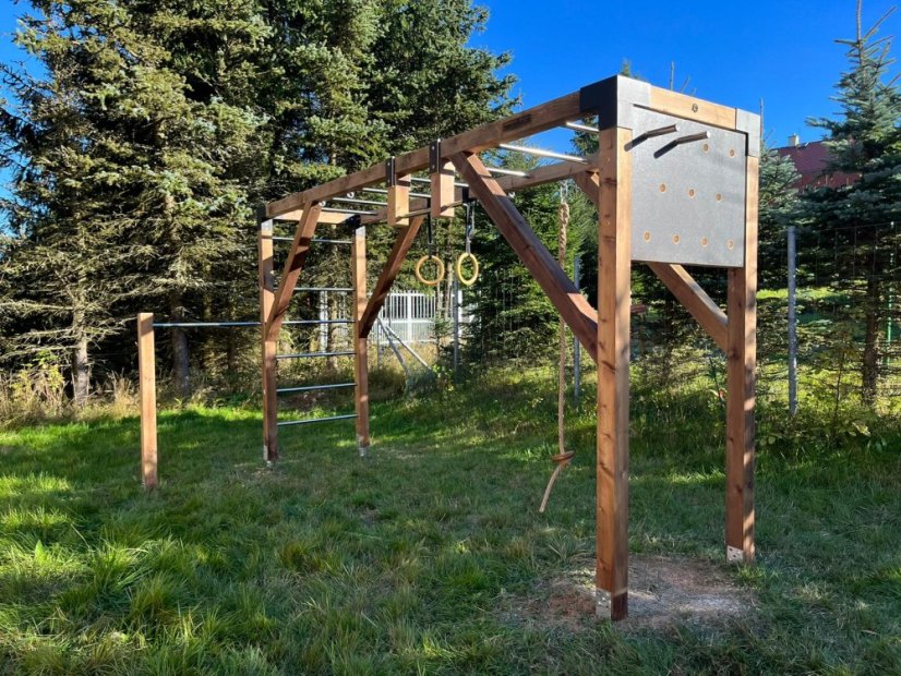 Ihrisko MINI 1x4 s nízkou hrazdou do boku - Farba impregnácie: Hnedá, Farba trámových spojok: Čierne