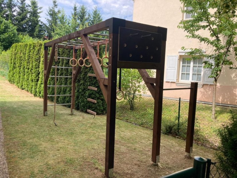 Rodinné workout ihrisko s pegboardom (MINI – 1x4m) - Farba impregnácie: Hnedá, Farba trámových spojok: Sivé