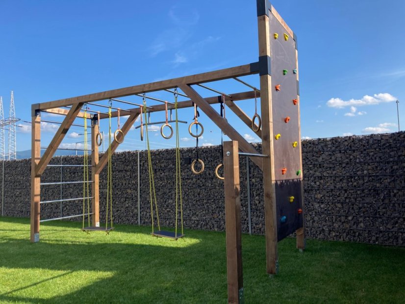 Rodinné workout hřiště se zvýšenou lezeckou stěnou (MINI - 1x4m) - Barva impregnace: Hnědá, Barva trámových spojek: Černé