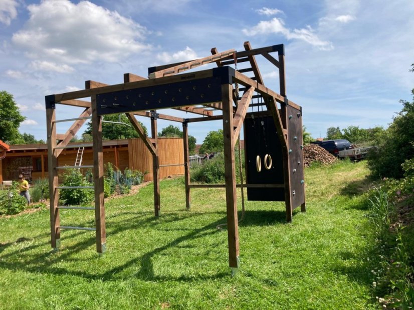 OCR Workout ihrisko s vzostupným rúčkovaním (CLIMBER - 3x4m) - Farba impregnácie: Hnedá, Farba trámových spojok: Čierne