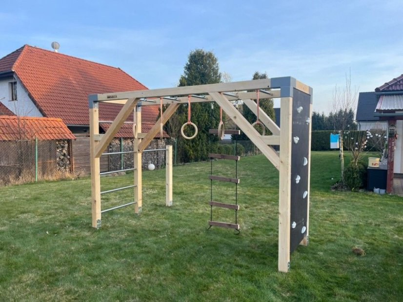 Ihrisko MINI 1x3 s nízkou hrazdou do boku - Farba impregnácie: Hnedá, Farba trámových spojok: Čierne